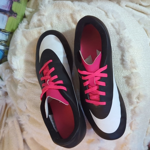 Nike Junior Bravata Firm-Ground Soccer Cleat Black/Pink/White Size 3.5 Youth US - Picture 4 of 6